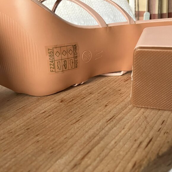 NWB Boohoo Strappy Block Heel Mule Nude Size US 8 EU41 Wide - Picture 5 of 11